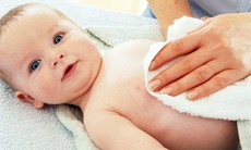 Phân biệt teo đường mật bẩm sinh với vàng da sinh lý