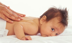 Lợi ích từ việc massage cho bé