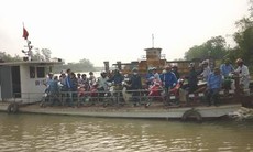 Nguy hiểm khi đi qua bến phà Đông Xuyên
