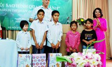 Các em bé Mường trong hội thảo về tập thơ song ngữ