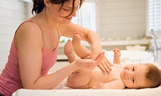 Xoa bóp giúp trẻ mau lớn 