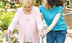 Đề phòng té ngã ở người già