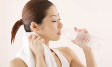 Uống nước lạnh hay nóng để mau hết khát?