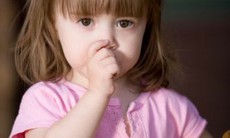 Giúp trẻ bỏ tật cắn móng tay