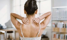 Xoa bóp chữa đau đốt sống cổ