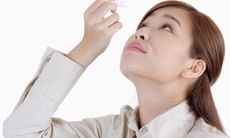 Dùng thuốc nhỏ mắt trong điều trị bệnh viêm kết mạc