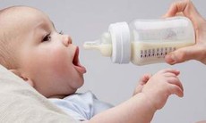Đổi sữa cho trẻ, chuyện không nhỏ