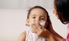 Xử trí viêm mũi ở trẻ nhỏ khi trời lạnh
