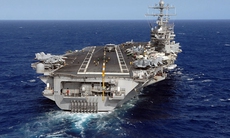 Tàu sân bay Mỹ vượt eo Hormuz, tiến sát tàu Iran