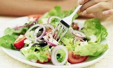 Có nên ăn nhiều bữa khi cholesterol máu cao?
