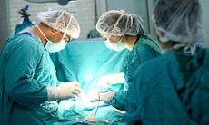 Bóc tách khối u lớn cho bệnh nhi 10 tuổi
