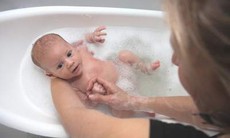 Tắm cho trẻ sơ sinh vào lúc nào?