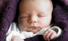 Ðược ủ ấm tốt, bé sẽ bớt đau khi tiêm chủng