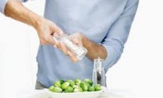 Vì sao ăn mặn lại rút ngắn tuổi thọ?