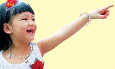 Đeo trang sức giả ngày tết cho trẻ