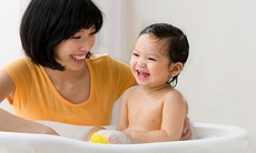 Chăm sóc trẻ bị ban nhiệt do nóng