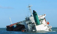 Hai tàu nước ngoài đâm nhau, nhiều container rơi xuống biển