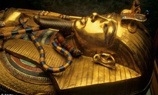 Kinh hoàng xác ướp vua Ai Cập bốc cháy trong quan tài