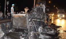 Ô tô cháy dữ dội trong đêm giữa Sài Gòn	