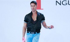 Giám khảo điển trai Next Top Model ‘lả lơi’ với giày hồng 2 tấc