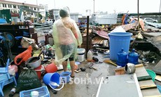Hàng quán sát tòa nhà Keangnam đổ nát sau 1 đêm bão Haiyan
