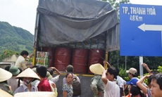 Nghi ngờ xe phi tang thuốc trừ sâu, dân bao vây chặn xe tải
