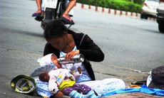 Bé 8 tháng tuổi bị mẹ phơi nắng để bán vé số