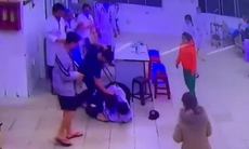Hai cha con hành hung điều dưỡng, nhân viên bệnh viện vì bị nhắc nhở