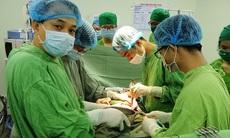 Cây gỗ 1,5 m đâm từ tầng sinh môn lên bụng người đàn ông