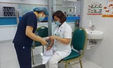 BV Bạch Mai tiêm vắc xin cho thầy thuốc tuyến đầu