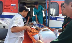 Điều trực thăng đưa hai ngư dân bị nạn ở Trường Sa vào đất liền cấp cứu