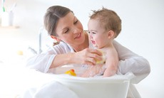 Sử dụng xà phòng và dầu gội đúng cách cho bé