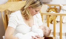 Trẻ bú sữa mẹ giảm nguy cơ nhiễm trùng tai mũi họng