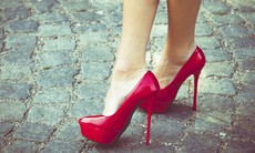 Mang giày cao gót có ảnh hưởng tới khả năng sinh sản?
