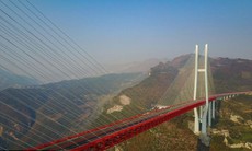 Cây cầu cao nhất thế giới khai thông ở Trung Quốc
