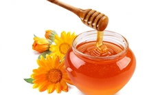 Muôn cách dưỡng môi với mật ong