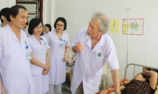 Chuyên gia Cơ xương khớp CH. Pháp khám bệnh và phẫu thuật cho người bệnh ở Hà Tĩnh