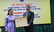 Trao kỷ niệm chương Vì Sức khỏe Nhân dân cho TS. Lokky Wai