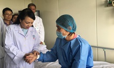 Bộ trưởng Y tế tặng 5 triệu cho 2 bệnh nhân ghép tim và ghép thận xuyên Việt