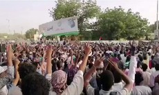 Biểu tình phản đối lệnh giới nghiêm ở Sudan sau khi Tổng thống bị lật đổ