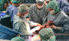 Hai em bé đầu tiên ở Đức sinh ra từ tử cung cấy ghép của mẹ