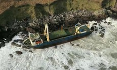 Tàu “ma” dạt vào bờ biển Ai-len sau bão Dennis