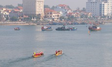 Người dân Đồng Hới đội nắng hò reo, cổ vũ đua thuyền trên sông Nhật Lệ
