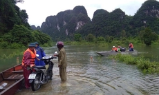 Quảng Bình: Điều động cano vượt lũ đưa 2 sản phụ chuyển dạ đến bệnh viện an toàn