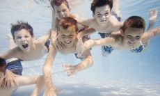 Cảnh báo tới ba mẹ điều cực kỳ nguy hiểm cần lưu ý khi cho con đi bơi