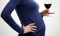 Nguy hiểm đến thai khi mẹ nghiện rượu