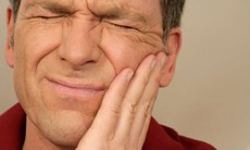 Răng hàm bị sâu, có thể tự nhổ ở nhà được không?