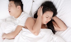 Làm gì khi “quý ông” của bạn “kéo gỗ” cả đêm?