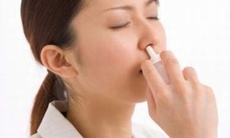 Suýt nguy vì tự dùng naphazolin trị nghẹt mũi cho bé