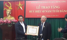 Trao tặng Huy hiệu 45 năm tuổi Đảng cho đồng chí Nguyễn Quốc Triệu